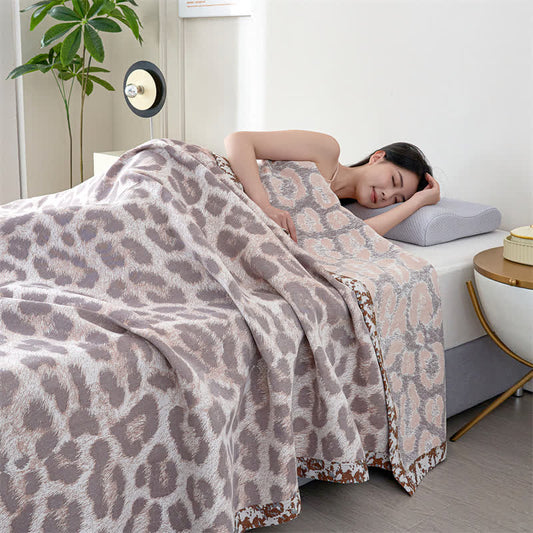 Steppdecke aus Lyocell-Fasergaze mit Leopardenmuster