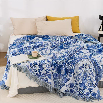 Leichte Steppdecke aus Baumwolle mit Retro-Paisleymuster und Quasten