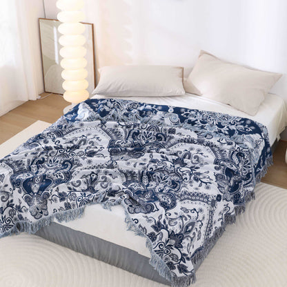 Leichte Steppdecke aus Baumwolle mit Retro-Paisleymuster und Quasten