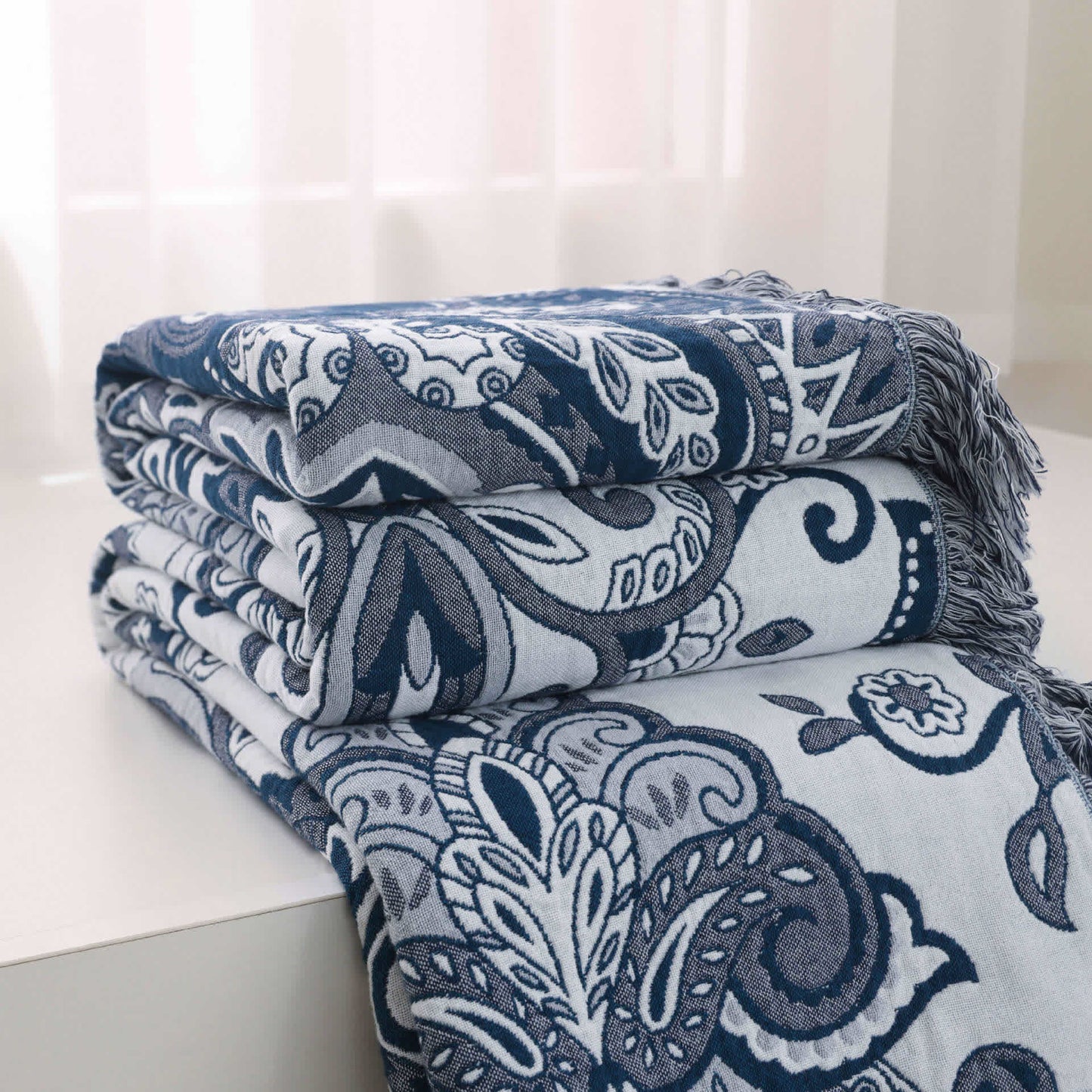 Leichte Steppdecke aus Baumwolle mit Retro-Paisleymuster und Quasten
