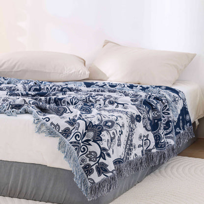 Leichte Steppdecke aus Baumwolle mit Retro-Paisleymuster und Quasten