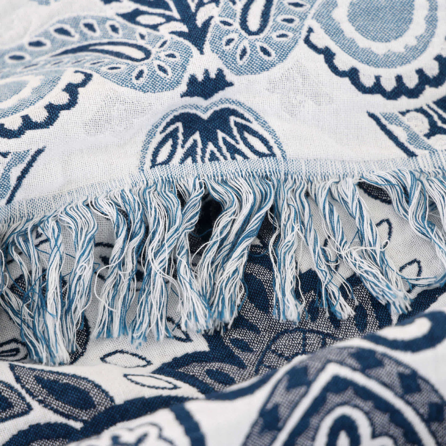 Leichte Steppdecke aus Baumwolle mit Retro-Paisleymuster und Quasten