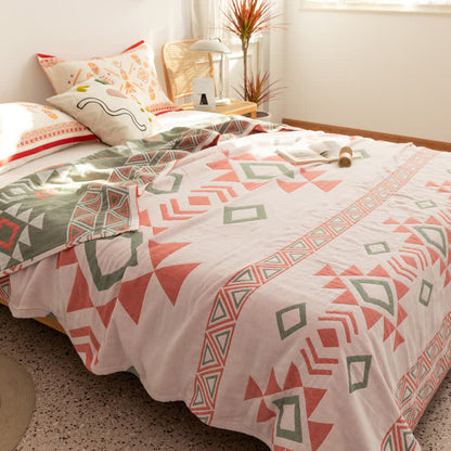 Sommersteppdecke aus Baumwollgaze mit geometrischen Dreiecken