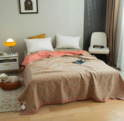 Dreilagige Steppdecke aus Baumwollgaze mit elegantem Blumenmuster