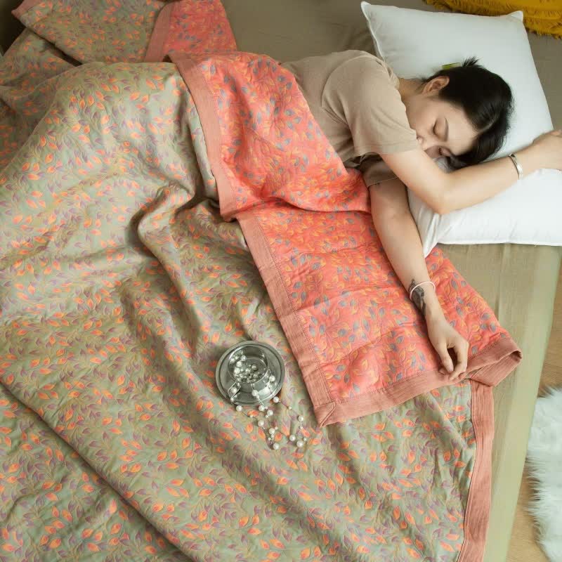 Dreilagige Steppdecke aus Baumwollgaze mit elegantem Blumenmuster