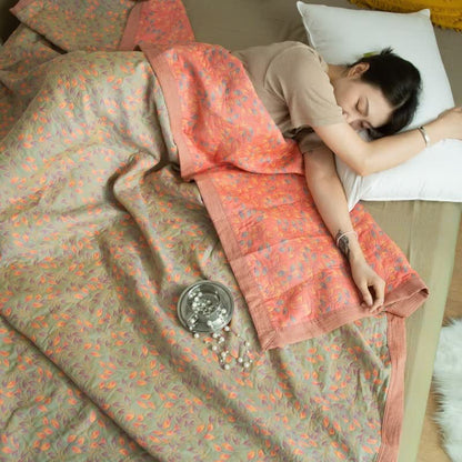 Dreilagige Steppdecke aus Baumwollgaze mit elegantem Blumenmuster