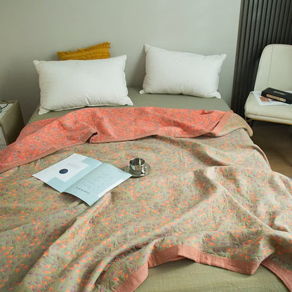 Dreilagige Steppdecke aus Baumwollgaze mit elegantem Blumenmuster