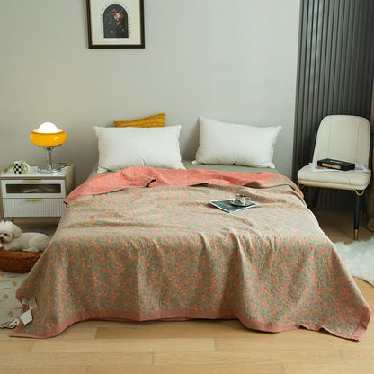 Dreilagige Steppdecke aus Baumwollgaze mit elegantem Blumenmuster