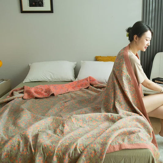 Dreilagige Steppdecke aus Baumwollgaze mit elegantem Blumenmuster