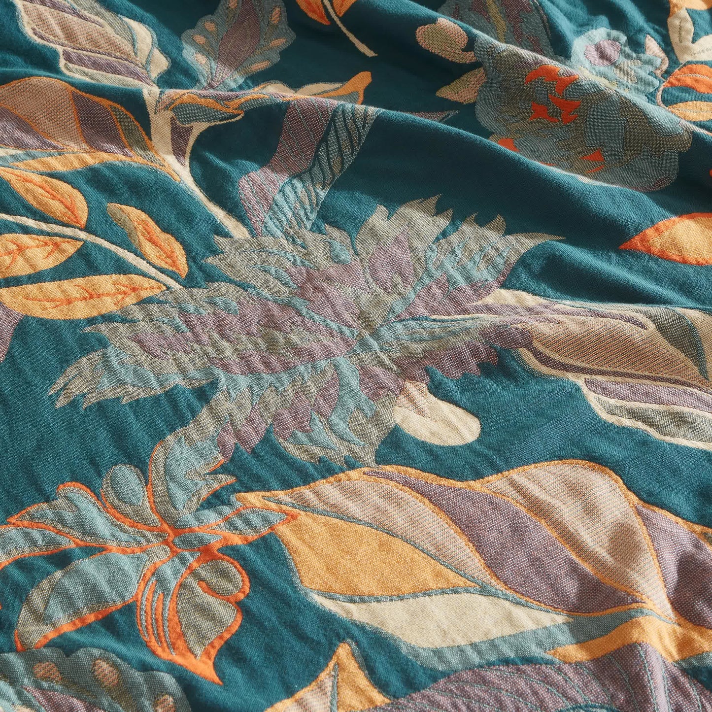 Steppdecke aus reiner Baumwolle mit Blumenmuster und Quasten