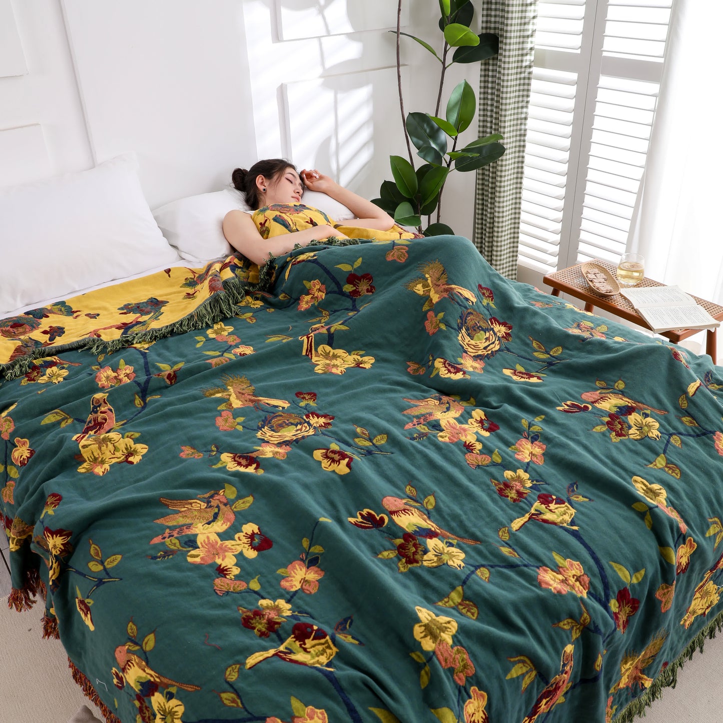 Wendesteppdecke aus Baumwolle mit Blumenmuster und Quasten „Magpie“