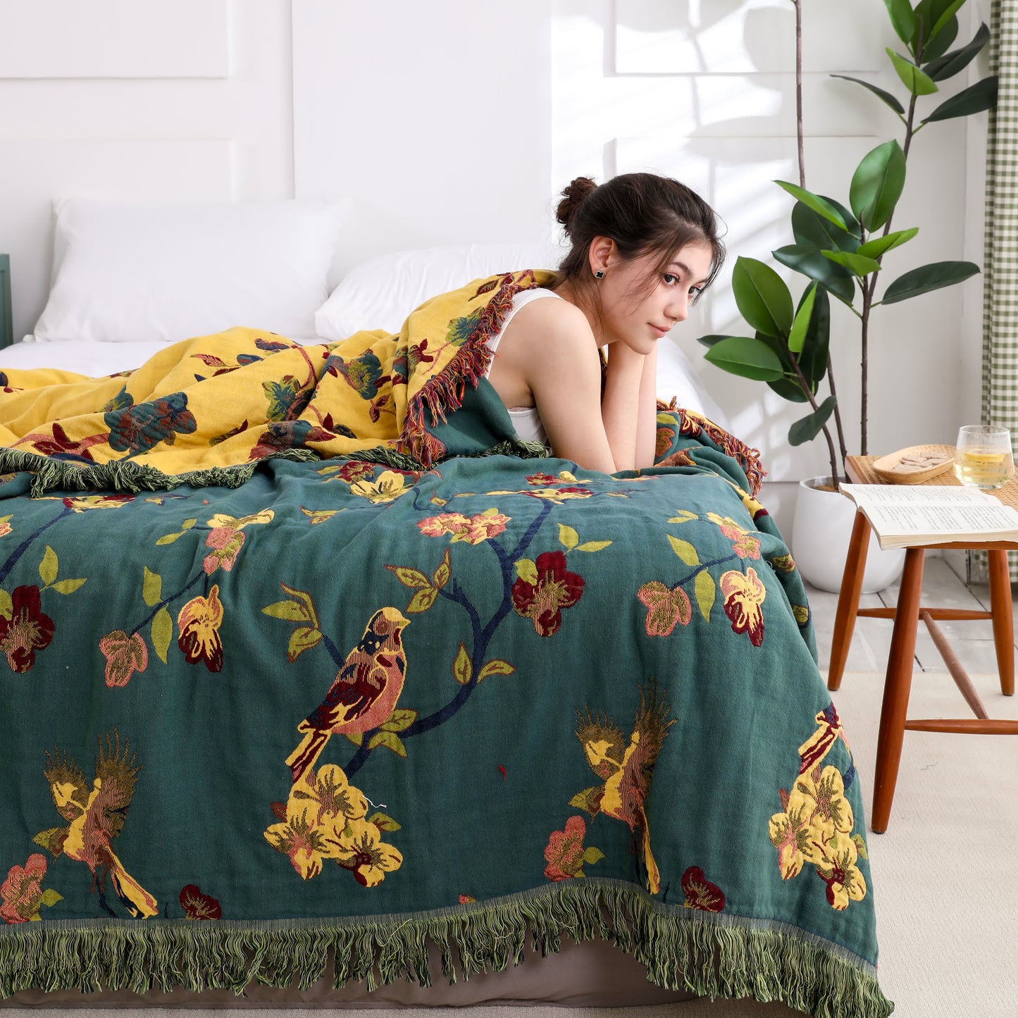 Wendesteppdecke aus Baumwolle mit Blumenmuster und Quasten „Magpie“