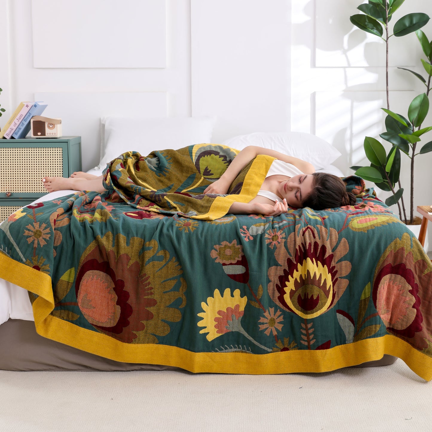 Atmungsaktive Steppdecke aus Baumwolle mit ethnischem Blumenmuster