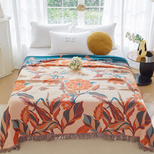 Steppdecke aus Baumwollgaze mit Blumen- und Blattmotiv und Quasten