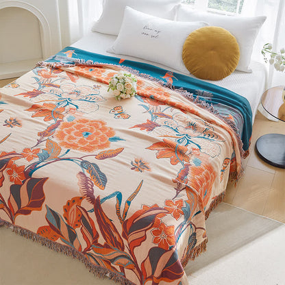 Steppdecke aus Baumwollgaze mit Blumen- und Blattmotiv und Quasten