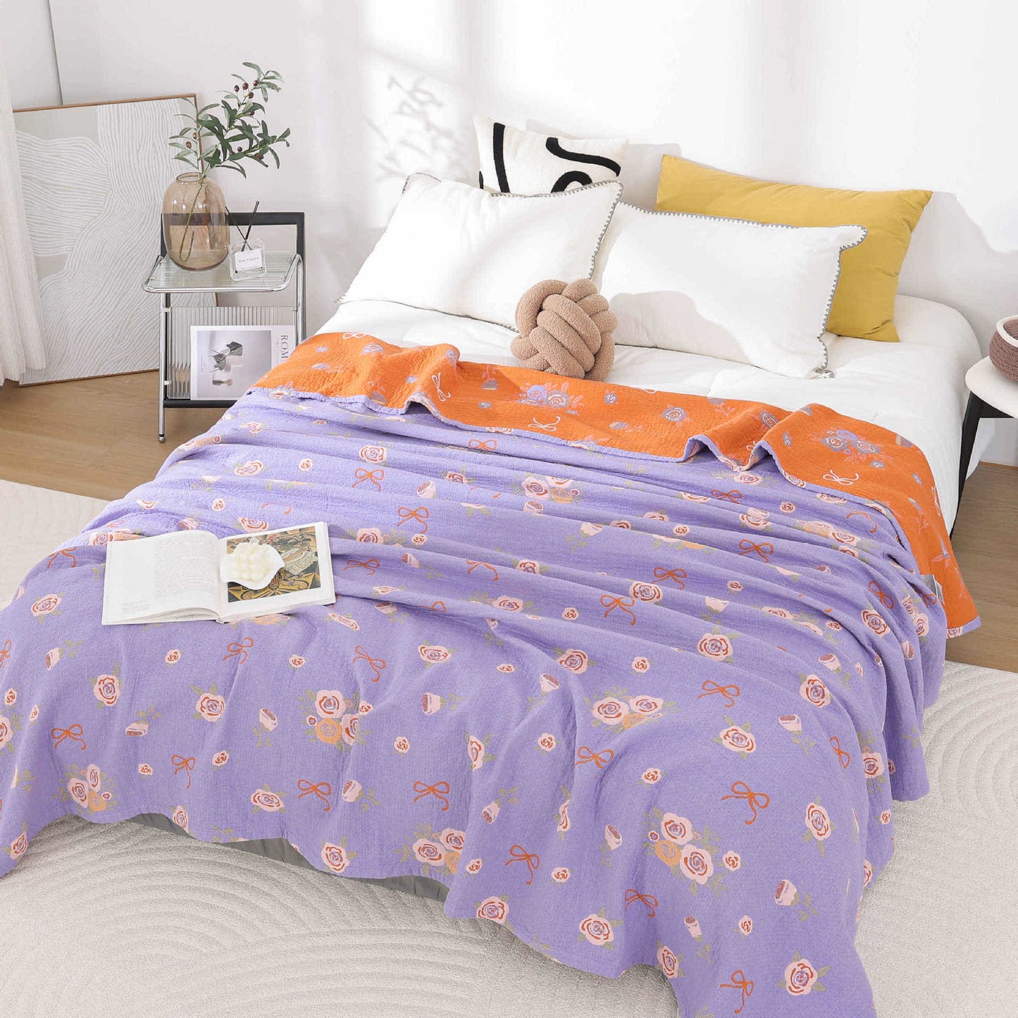Steppdecke aus Baumwollgaze mit Schleife und Rose
