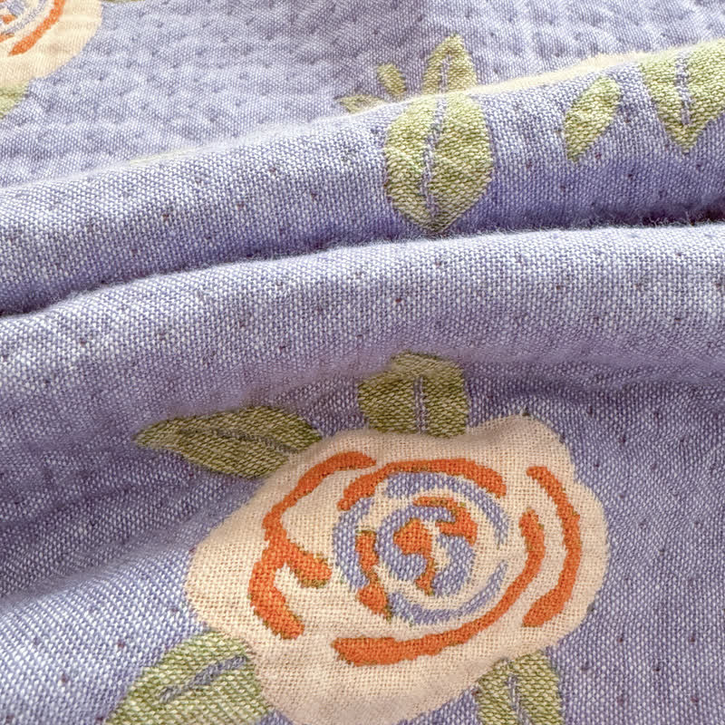 Steppdecke aus Baumwollgaze mit Schleife und Rose