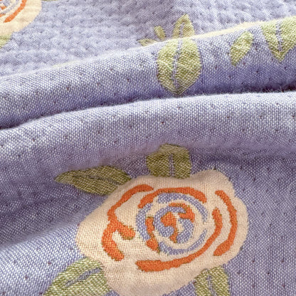 Steppdecke aus Baumwollgaze mit Schleife und Rose