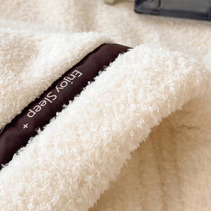 Flauschige Fleece-Überwurfdecke im schlichten Stil