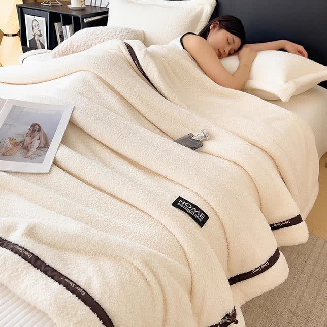 Flauschige Fleece-Überwurfdecke im schlichten Stil