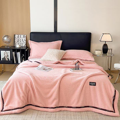 Flauschige Fleece-Überwurfdecke im schlichten Stil