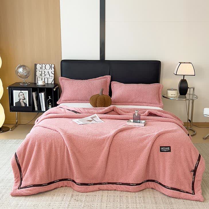 Flauschige Fleece-Überwurfdecke im schlichten Stil