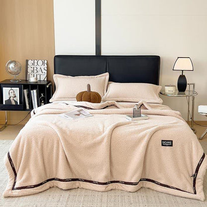 Flauschige Fleece-Überwurfdecke im schlichten Stil