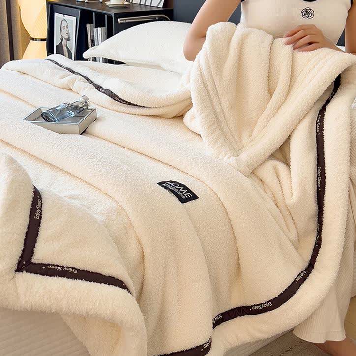 Flauschige Fleece-Überwurfdecke im schlichten Stil