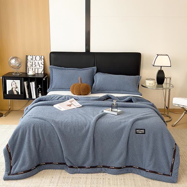 Flauschige Fleece-Überwurfdecke im schlichten Stil