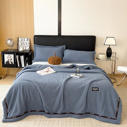 Flauschige Fleece-Überwurfdecke im schlichten Stil
