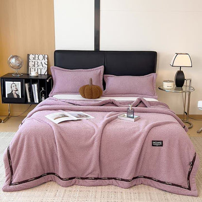 Flauschige Fleece-Überwurfdecke im schlichten Stil