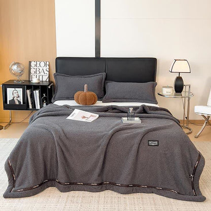 Flauschige Fleece-Überwurfdecke im schlichten Stil