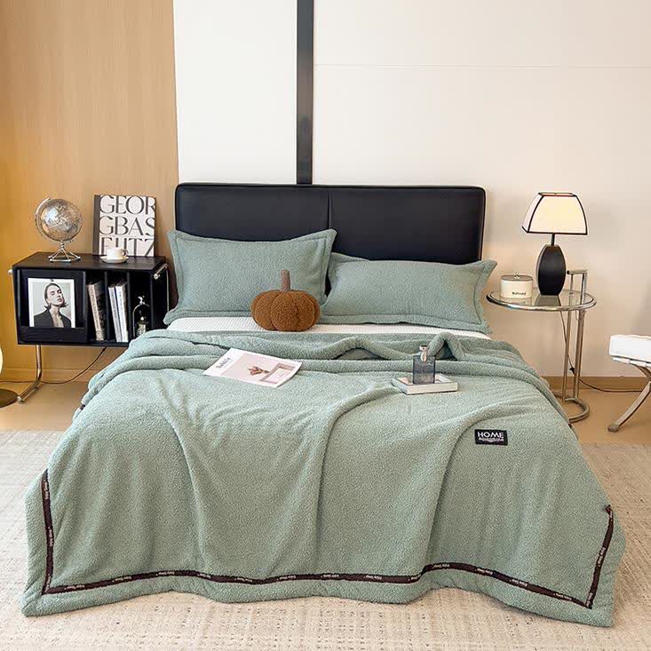 Flauschige Fleece-Überwurfdecke im schlichten Stil
