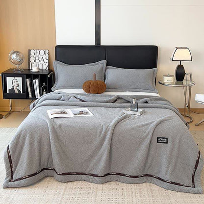 Flauschige Fleece-Überwurfdecke im schlichten Stil