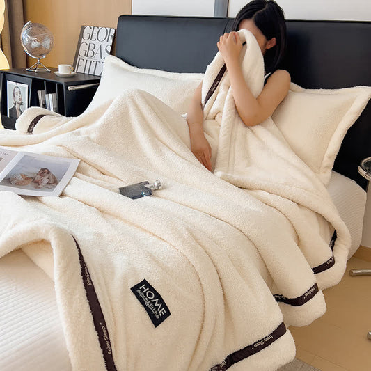 Flauschige Fleece-Überwurfdecke im schlichten Stil