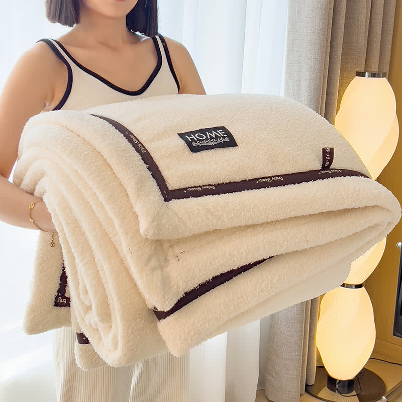 Flauschige Fleece-Überwurfdecke im schlichten Stil