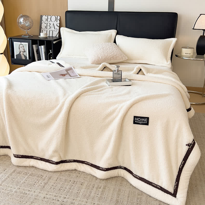 Flauschige Fleece-Überwurfdecke im schlichten Stil