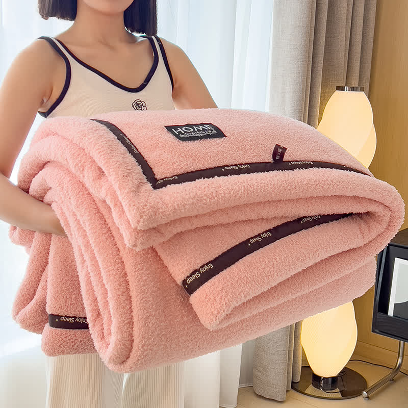 Flauschige Fleece-Überwurfdecke im schlichten Stil