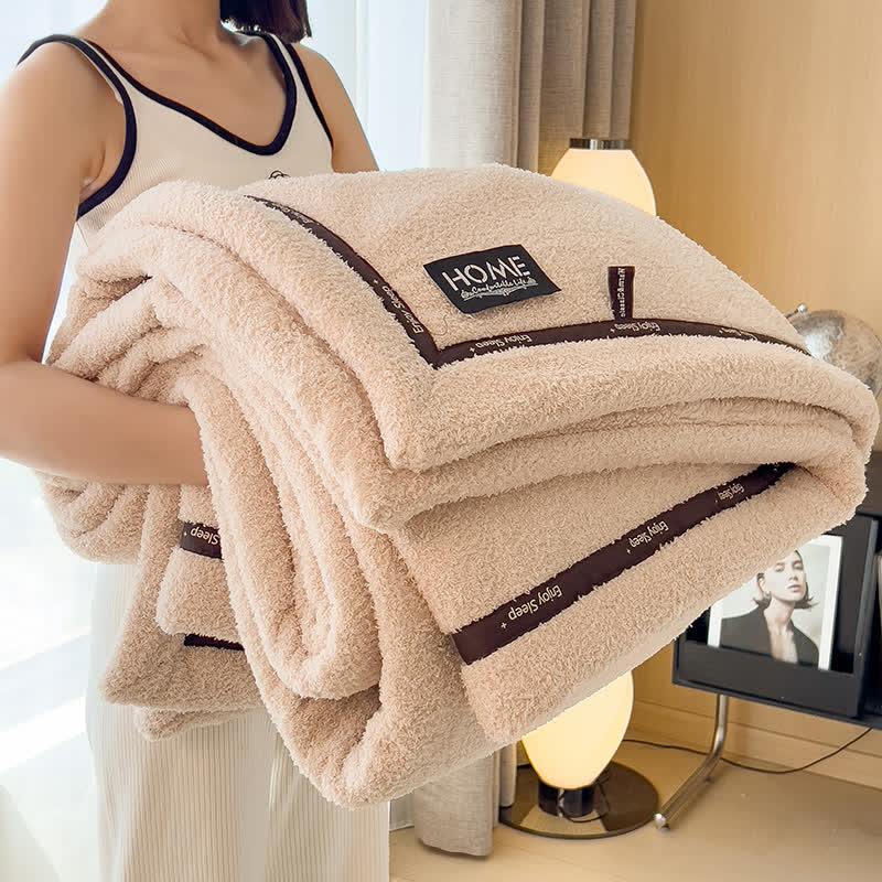 Flauschige Fleece-Überwurfdecke im schlichten Stil