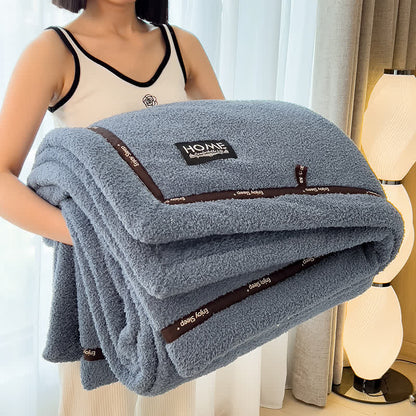Flauschige Fleece-Überwurfdecke im schlichten Stil