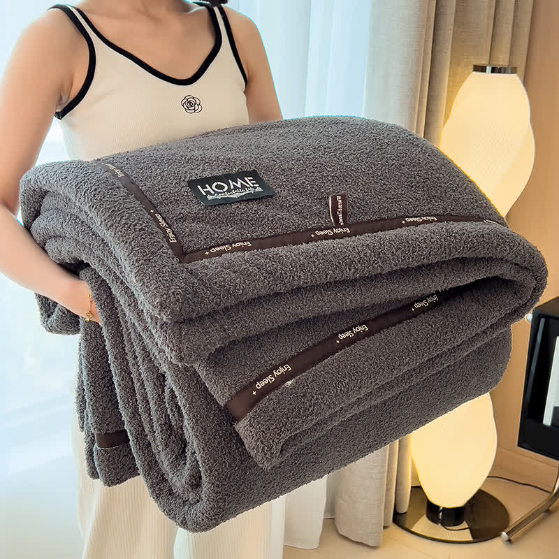 Flauschige Fleece-Überwurfdecke im schlichten Stil