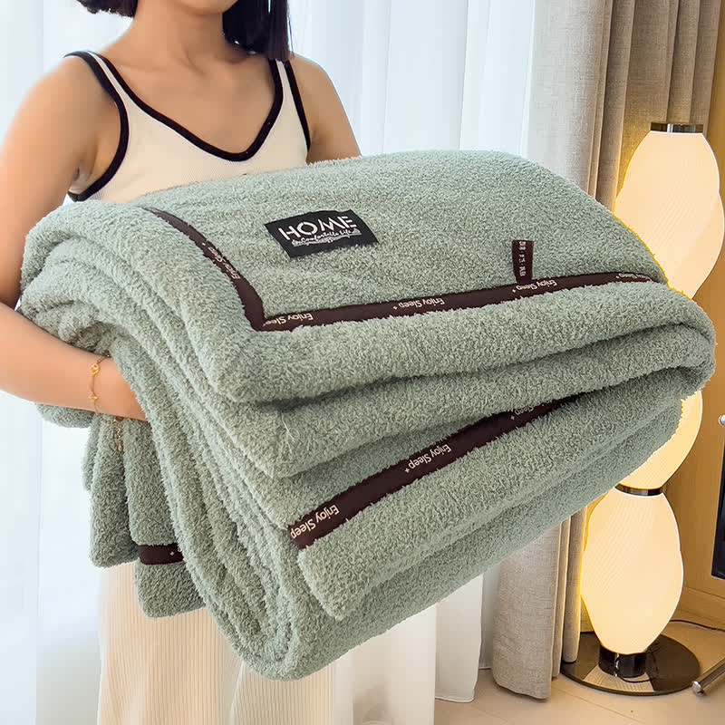 Flauschige Fleece-Überwurfdecke im schlichten Stil