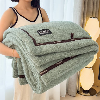 Flauschige Fleece-Überwurfdecke im schlichten Stil