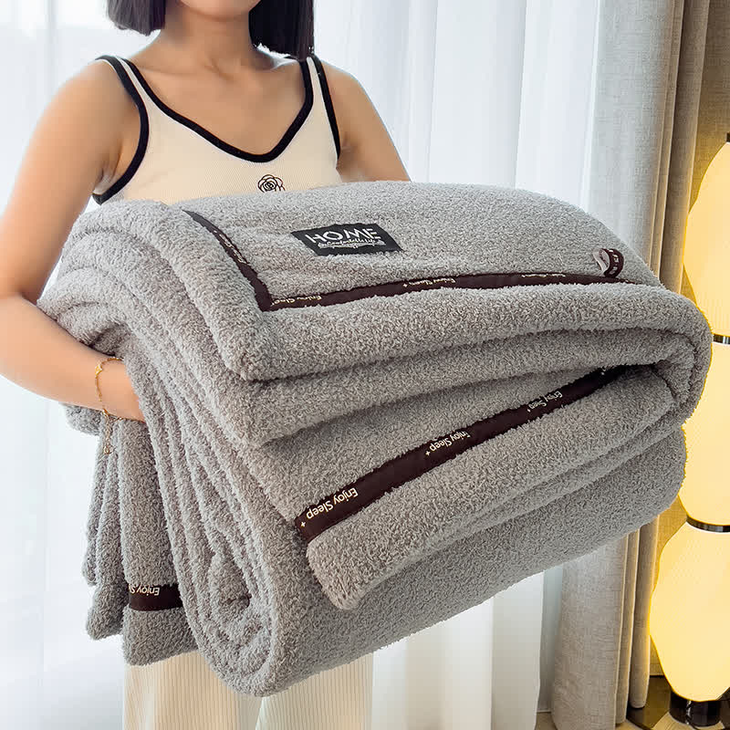 Flauschige Fleece-Überwurfdecke im schlichten Stil