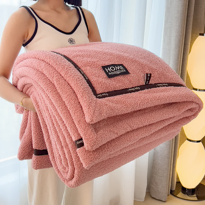 Flauschige Fleece-Überwurfdecke im schlichten Stil