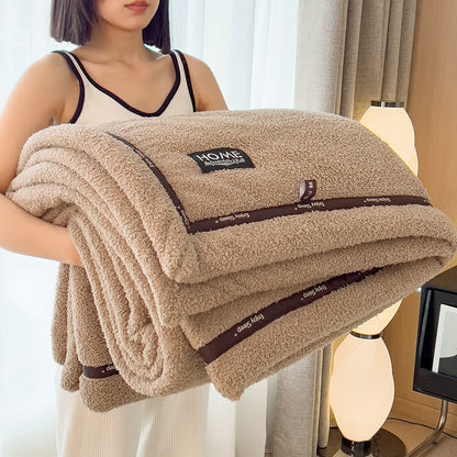 Flauschige Fleece-Überwurfdecke im schlichten Stil