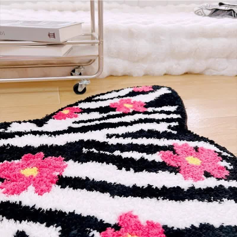 Weicher, dekorativer Teppich mit floralem Zebramuster