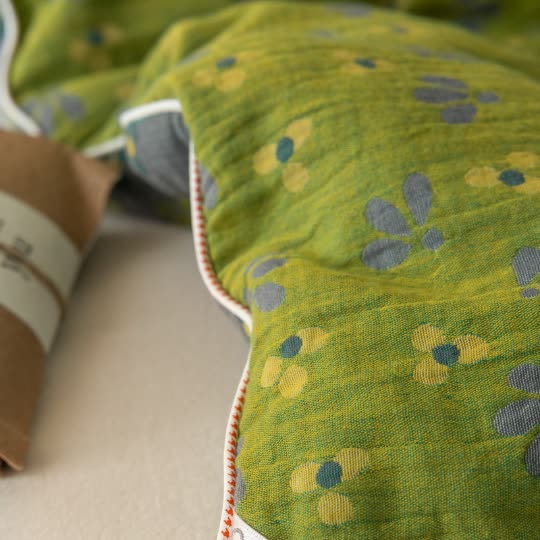 Doppellagige Steppdecke aus Gaze-Jacquard mit Blumenmuster
