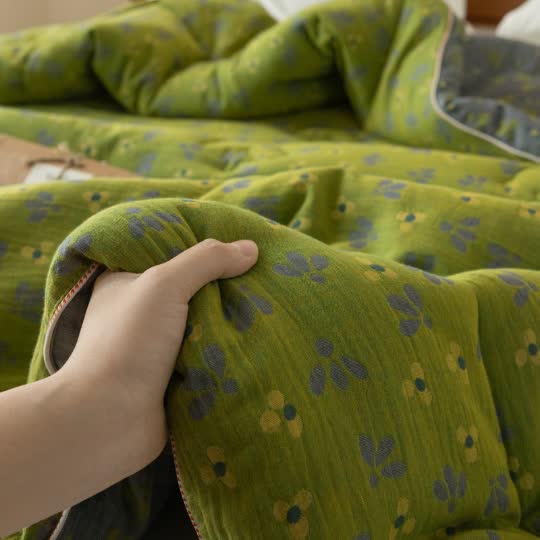 Doppellagige Steppdecke aus Gaze-Jacquard mit Blumenmuster