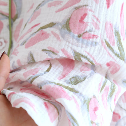 Pyjama-Set aus Baumwollgaze mit Blumenmuster und Tulpenmotiv